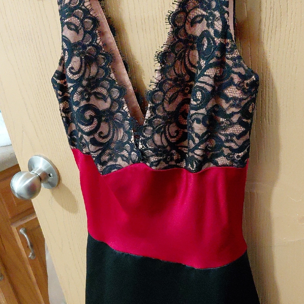 Laundry By Shelli Segal Black and Red Lace Chemise